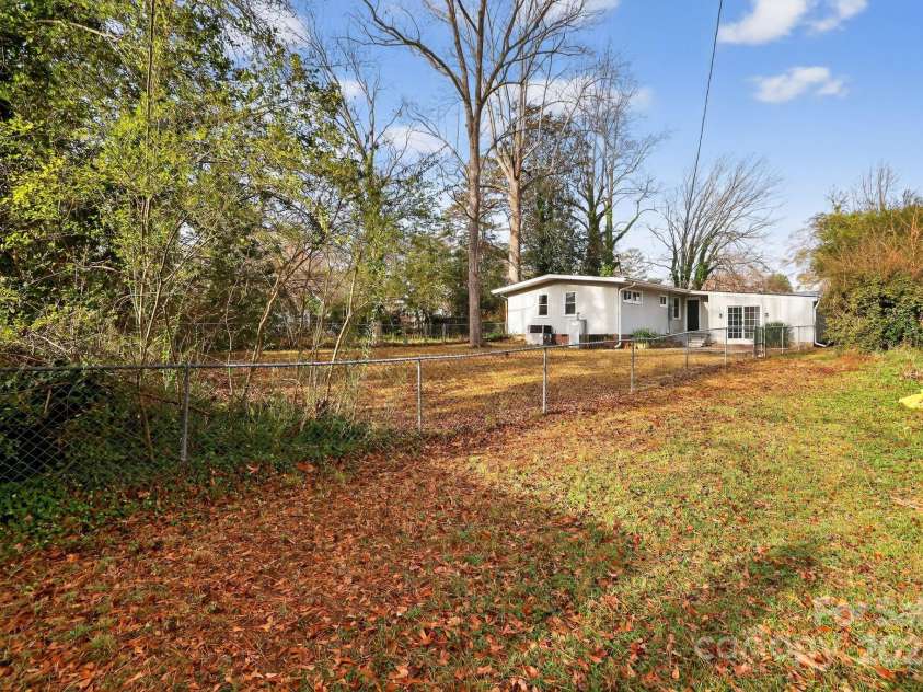 102 Maxine Street, Spartanburg, SC 29302.  MLS# CAR4324662, YatesRealty ID 10909. 