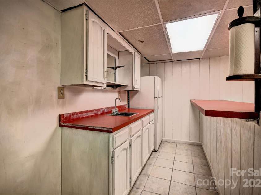 119 Pleasant Hill Circle, Waynesville, NC 28786.  MLS# CAR4325217, YatesRealty ID 1091. Partial Kitchen or wet bar in the rec room