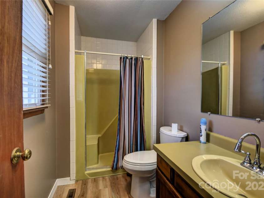 119 Pleasant Hill Circle, Waynesville, NC 28786.  MLS# CAR4325217, YatesRealty ID 1091. Primary Bath- upper level