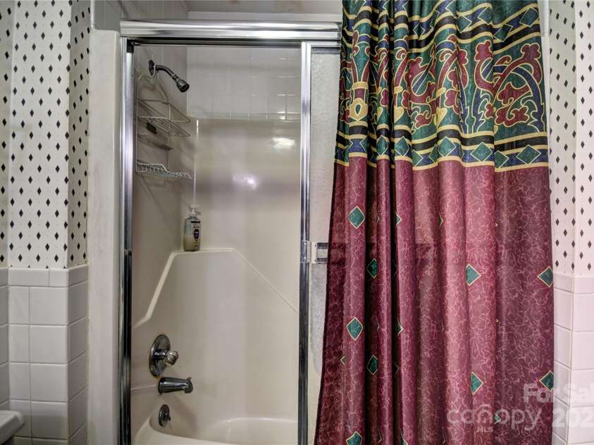 119 Pleasant Hill Circle, Waynesville, NC 28786.  MLS# CAR4325217, YatesRealty ID 1091. Tub/Shower in the hall bathroom