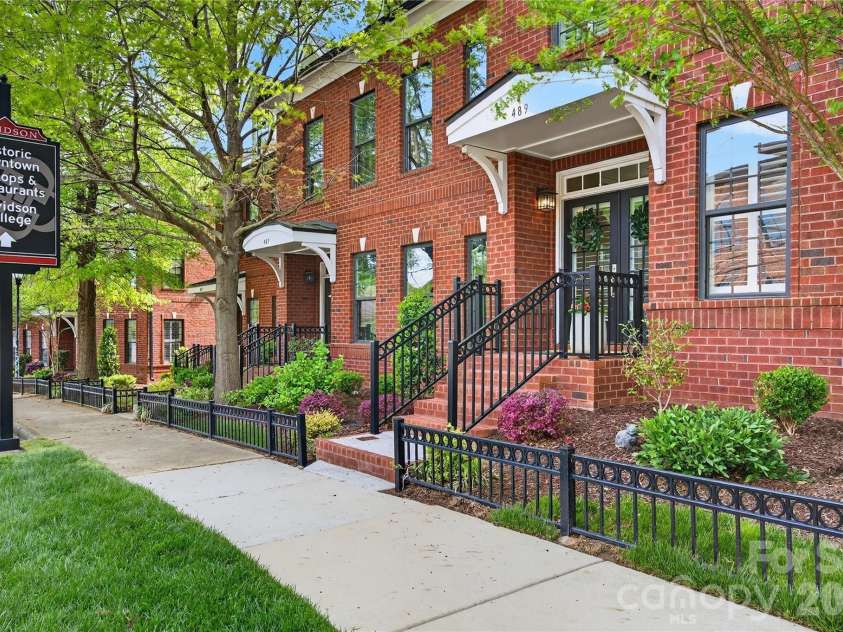 489 Main Street, Davidson, NC 28036.  MLS# CAR4366953, YatesRealty ID 10911. A Luxury Townhome In Downtown Davidson
