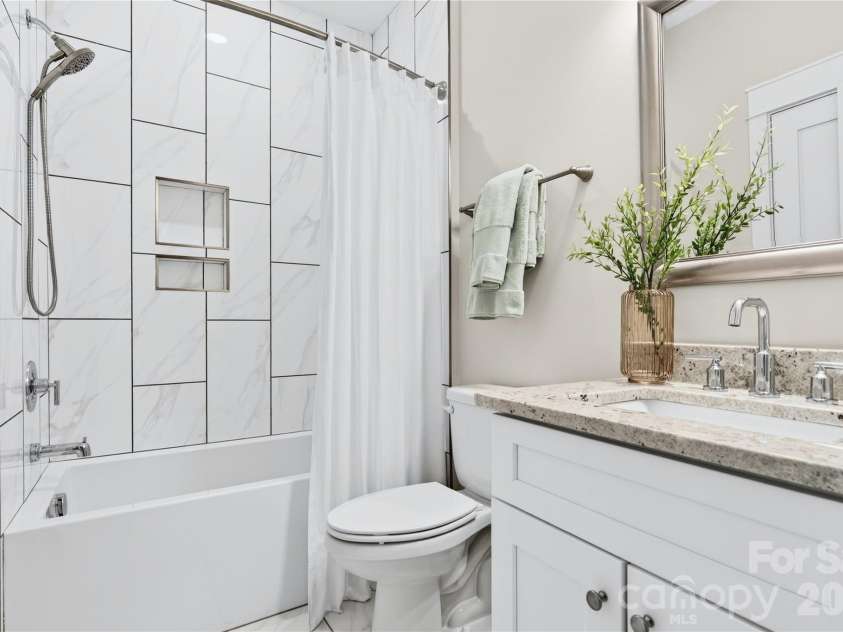 489 Main Street, Davidson, NC 28036.  MLS# CAR4366953, YatesRealty ID 10911. And En Suite #3