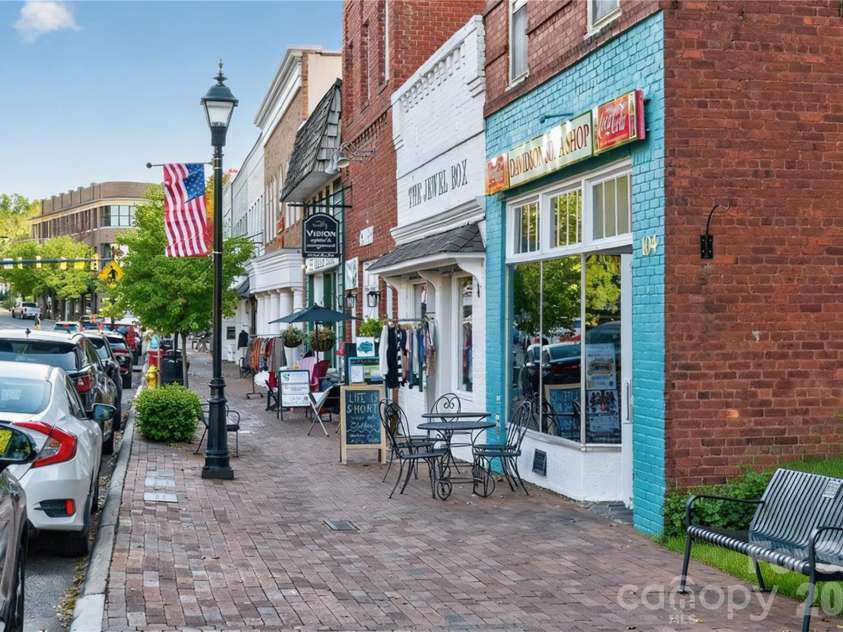 489 Main Street, Davidson, NC 28036.  MLS# CAR4366953, YatesRealty ID 10911. Charming Shops, Parks, And Entertainment