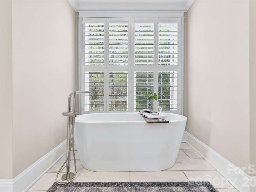489 Main Street, Davidson, NC 28036.  MLS# CAR4366953, YatesRealty ID 10911. Free-Standing Soaking Tub