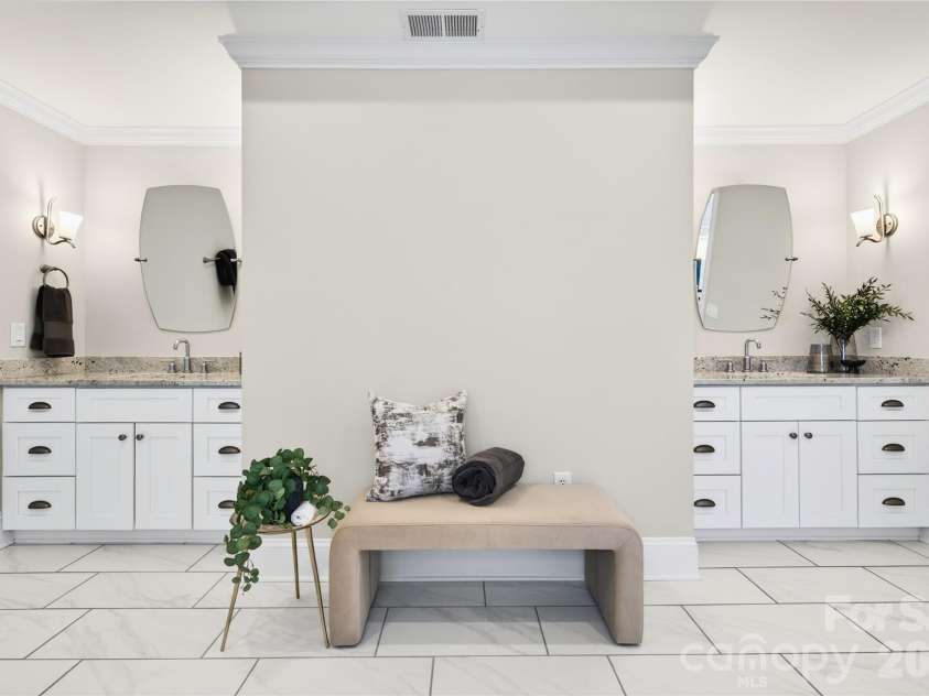 489 Main Street, Davidson, NC 28036.  MLS# CAR4366953, YatesRealty ID 10911. Separate Sinks