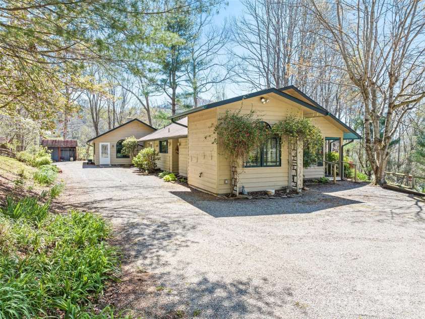 817 Ferguson Cove Loop, Clyde, NC 28721.  MLS# CAR4249203, YatesRealty ID 10912. 