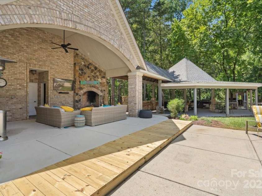 8516 Mcilwaine Road, Huntersville, NC 28078.  MLS# CAR4164588, YatesRealty ID 10913. 