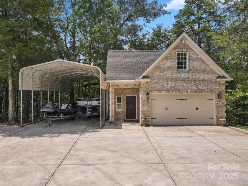 8516 Mcilwaine Road, Huntersville, NC 28078.  MLS# CAR4164588, YatesRealty ID 10913. 