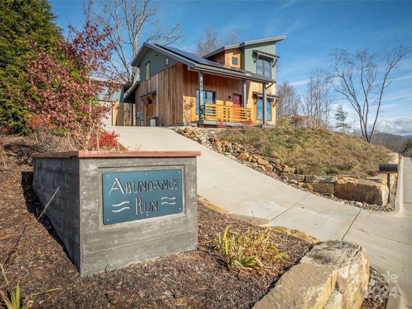 110 Abundance Run, Asheville, NC 28805.  MLS# CAR4208378, YatesRealty ID 10914. 