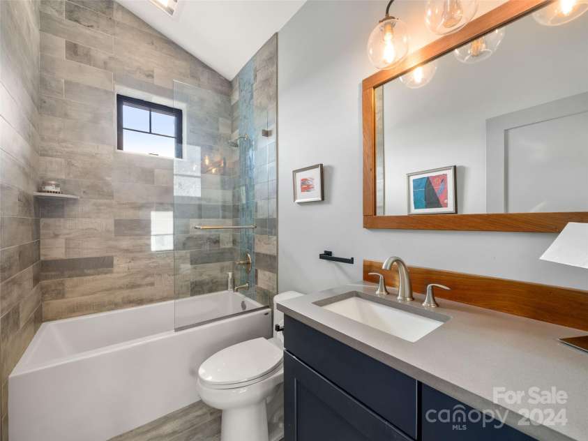 110 Abundance Run, Asheville, NC 28805.  MLS# CAR4208378, YatesRealty ID 10914. Bathroom