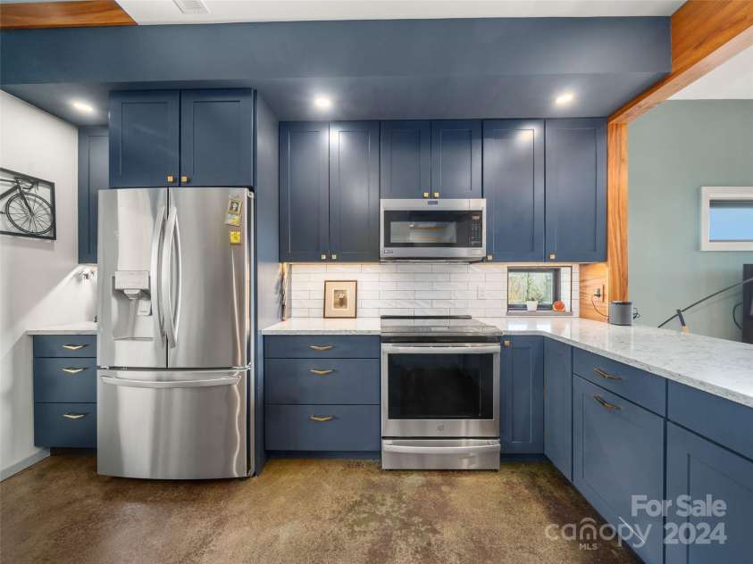 110 Abundance Run, Asheville, NC 28805.  MLS# CAR4208378, YatesRealty ID 10914. Kitchen with stainless steel appliances