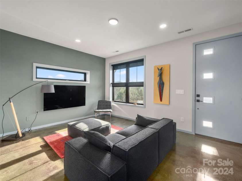 110 Abundance Run, Asheville, NC 28805.  MLS# CAR4208378, YatesRealty ID 10914. Livingroom