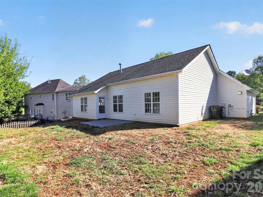 5774 Dove Point Drive, Concord, NC 28025.  MLS# CAR4368596, YatesRealty ID 10914. 