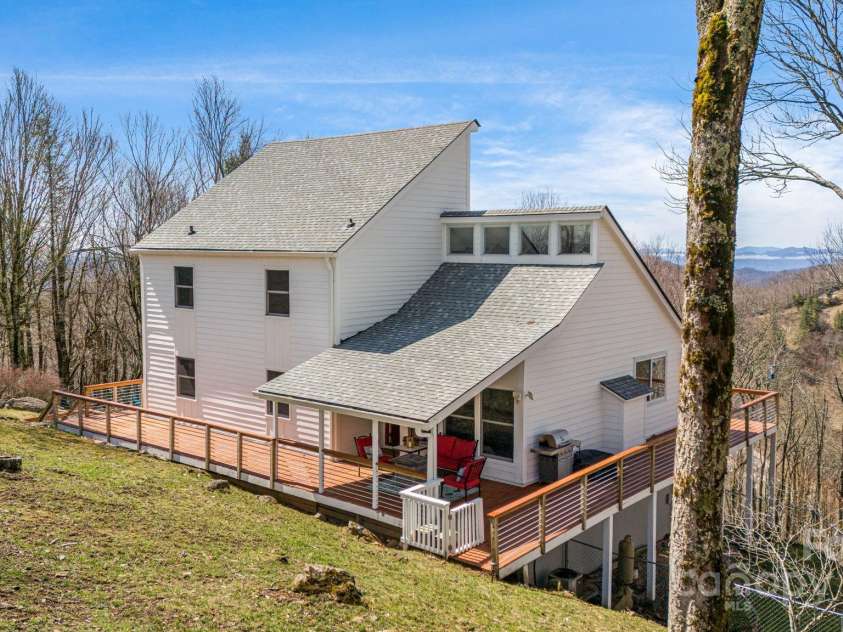 129 Finney Lane, Mars Hill, NC 28754.  MLS# CAR4243744, YatesRealty ID 10915. Bordering the 5 star golf course and looking out at the sweeping, long range, mounatin views.