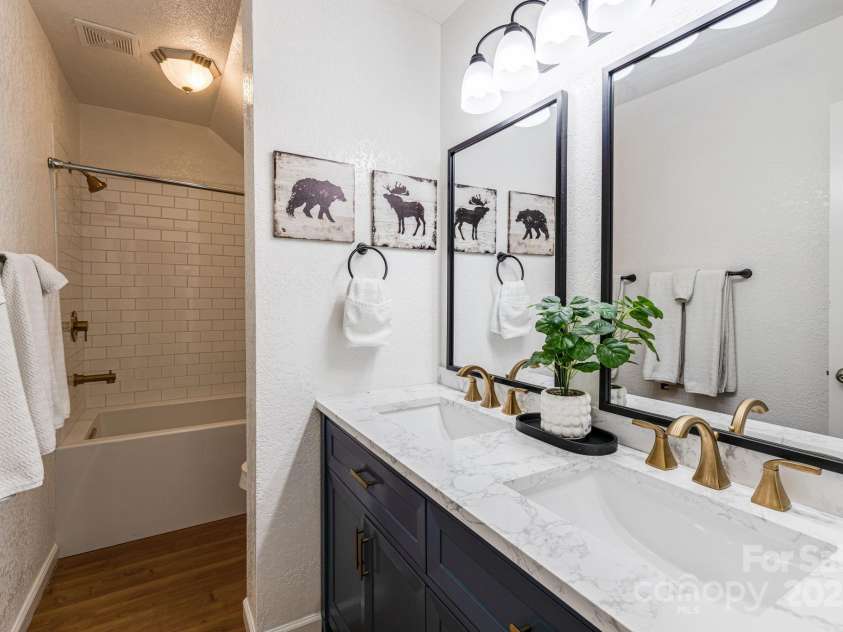 129 Finney Lane, Mars Hill, NC 28754.  MLS# CAR4243744, YatesRealty ID 10915. Fully remodeled 2nd level full bathroom with soaking tub.