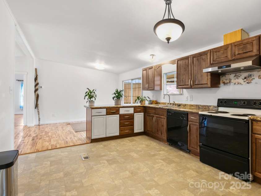 10 Clover Brook Drive, Weaverville, NC 28787.  MLS# CAR4241993, YatesRealty ID 10917. 