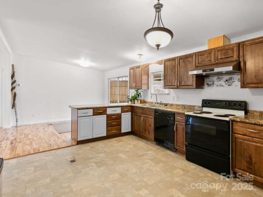 10 Clover Brook Drive, Weaverville, NC 28787.  MLS# CAR4241993, YatesRealty ID 10917. 