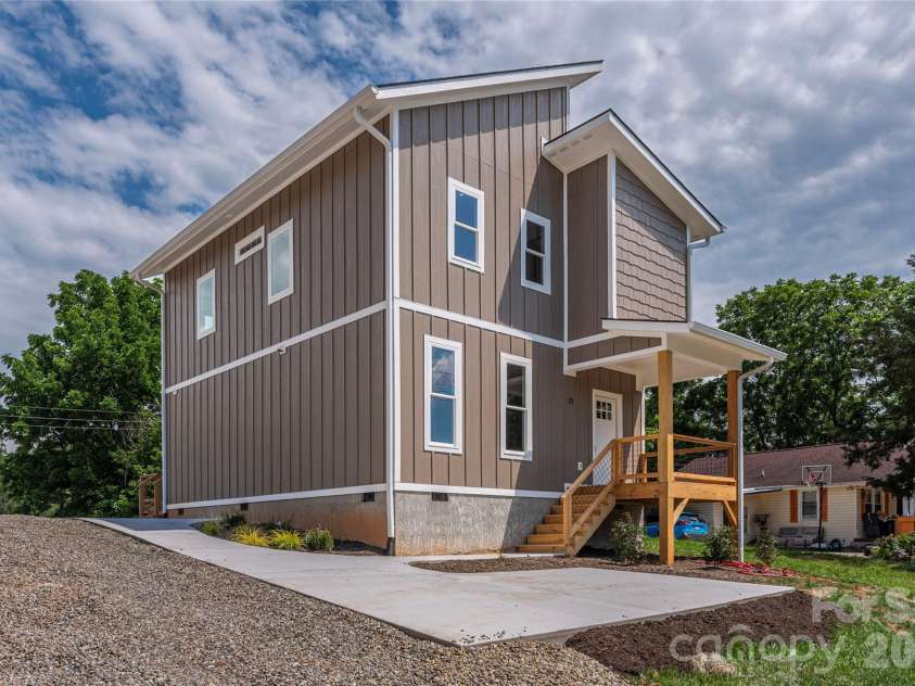 31 Elkwood Avenue, Asheville, NC 28804.  MLS# CAR4389401, YatesRealty ID 10917. 