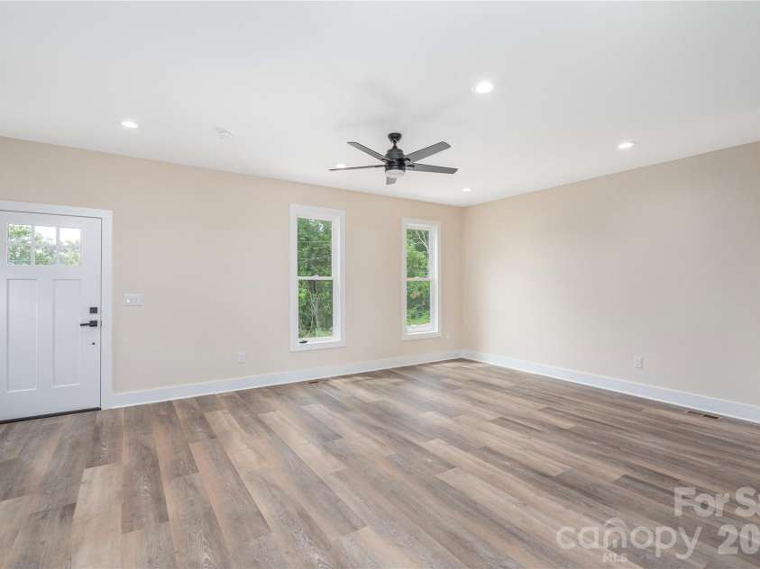 31 Elkwood Avenue, Asheville, NC 28804.  MLS# CAR4389401, YatesRealty ID 10917. 
