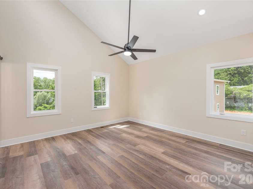 31 Elkwood Avenue, Asheville, NC 28804.  MLS# CAR4389401, YatesRealty ID 10917. 