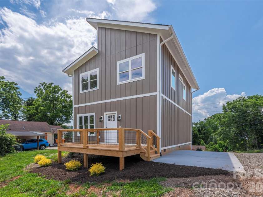 31 Elkwood Avenue, Asheville, NC 28804.  MLS# CAR4389401, YatesRealty ID 10917. 