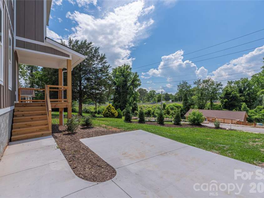 31 Elkwood Avenue, Asheville, NC 28804.  MLS# CAR4389401, YatesRealty ID 10917. 