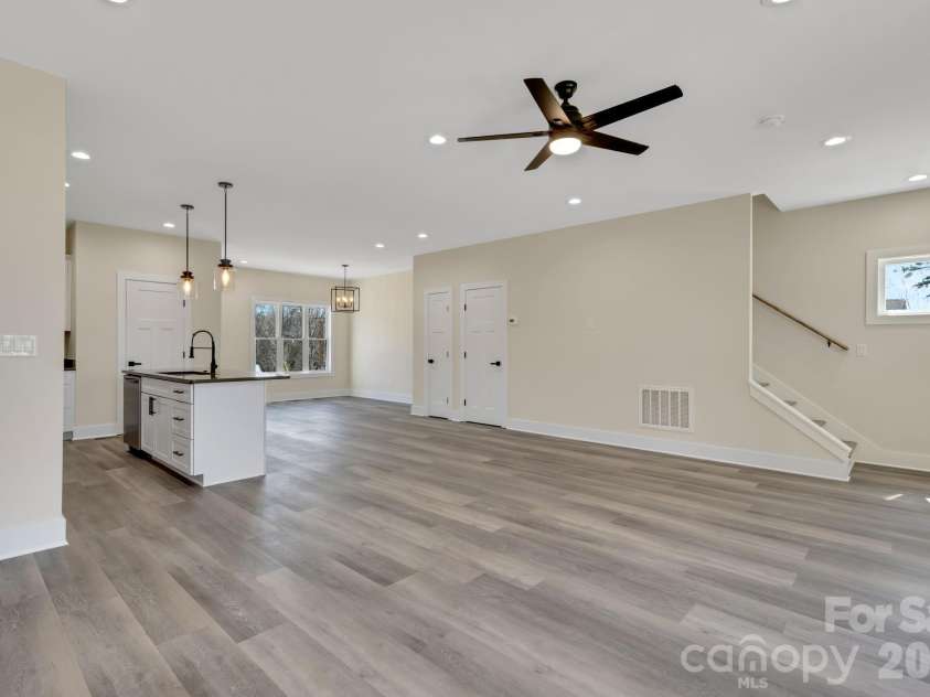 31 Elkwood Avenue, Asheville, NC 28804.  MLS# CAR4389401, YatesRealty ID 10917. 