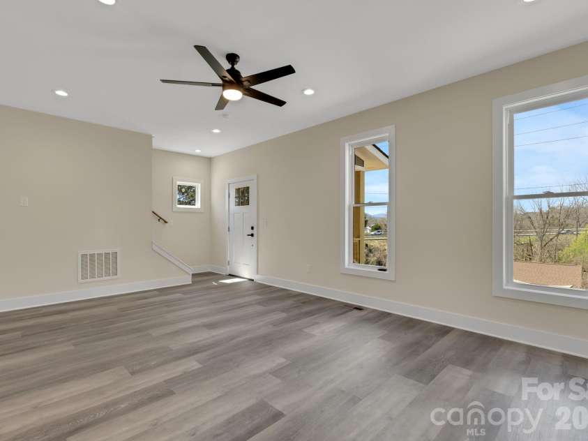 31 Elkwood Avenue, Asheville, NC 28804.  MLS# CAR4389401, YatesRealty ID 10917. 