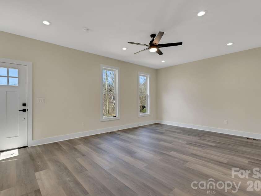 31 Elkwood Avenue, Asheville, NC 28804.  MLS# CAR4389401, YatesRealty ID 10917. 
