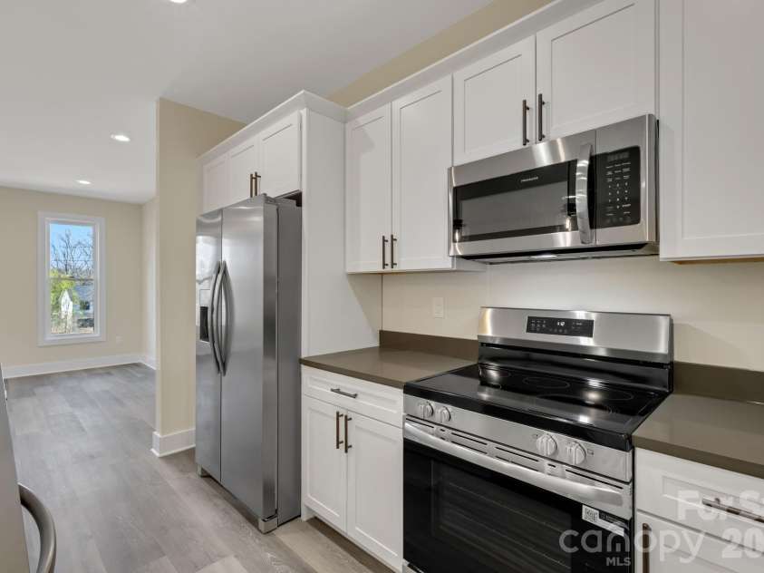 31 Elkwood Avenue, Asheville, NC 28804.  MLS# CAR4389401, YatesRealty ID 10917. 