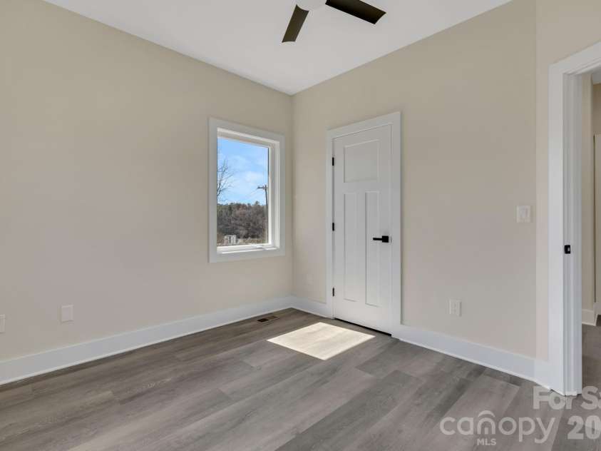 31 Elkwood Avenue, Asheville, NC 28804.  MLS# CAR4389401, YatesRealty ID 10917. 