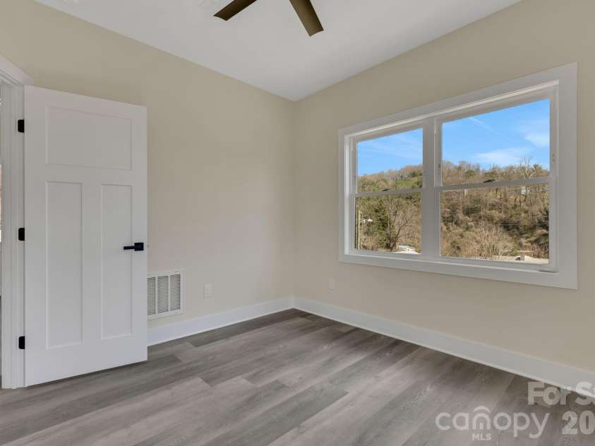 31 Elkwood Avenue, Asheville, NC 28804.  MLS# CAR4389401, YatesRealty ID 10917. 