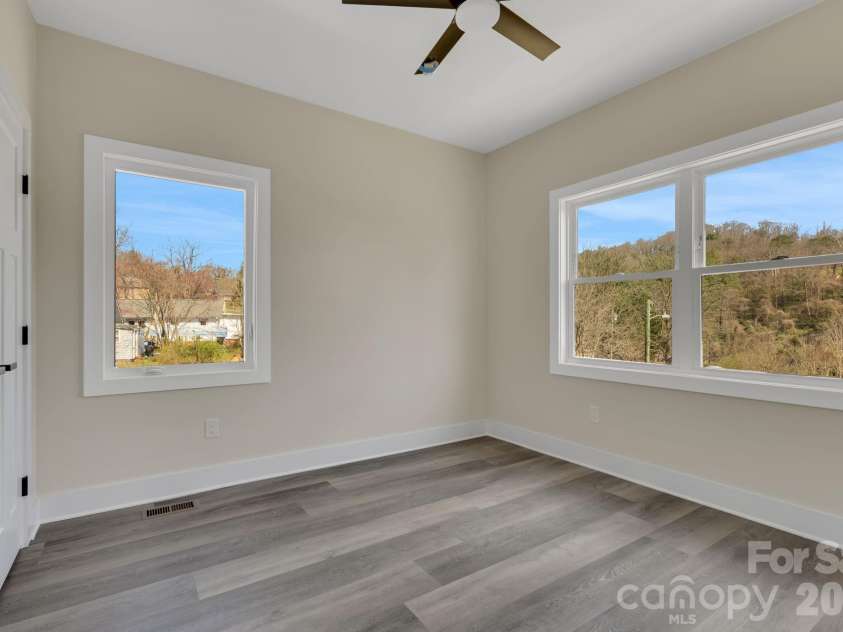 31 Elkwood Avenue, Asheville, NC 28804.  MLS# CAR4389401, YatesRealty ID 10917. 
