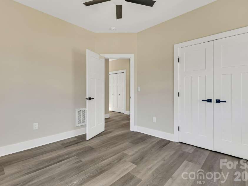 31 Elkwood Avenue, Asheville, NC 28804.  MLS# CAR4389401, YatesRealty ID 10917. 