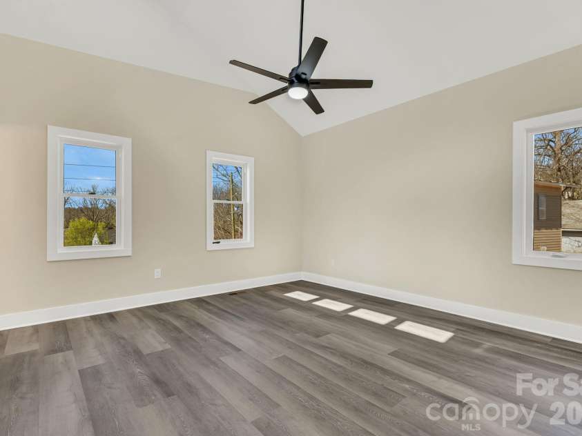 31 Elkwood Avenue, Asheville, NC 28804.  MLS# CAR4389401, YatesRealty ID 10917. 