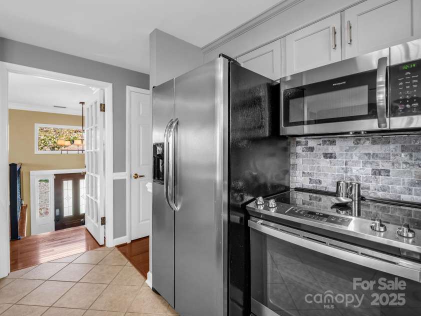 2340 24th Avenue, Hickory, NC 28601.  MLS# CAR4314509, YatesRealty ID 1092. 