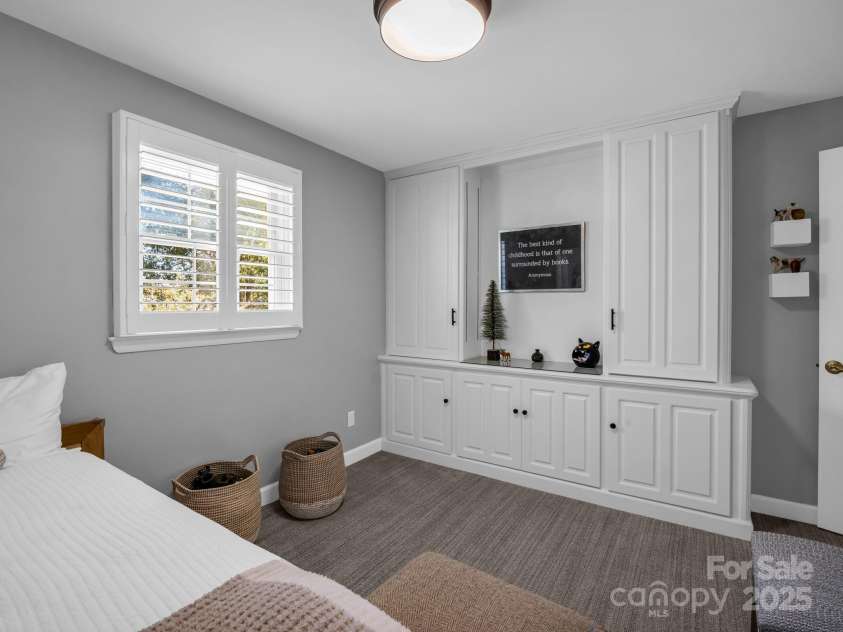 2340 24th Avenue, Hickory, NC 28601.  MLS# CAR4314509, YatesRealty ID 1092. 