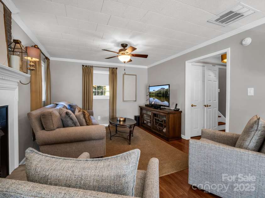 2340 24th Avenue, Hickory, NC 28601.  MLS# CAR4314509, YatesRealty ID 1092. 