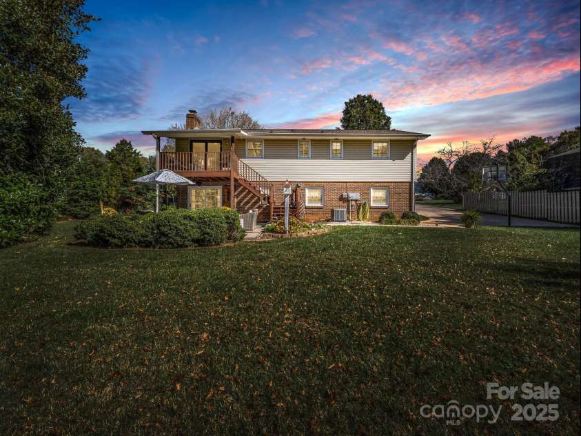 2340 24th Avenue, Hickory, NC 28601.  MLS# CAR4314509, YatesRealty ID 1092. 