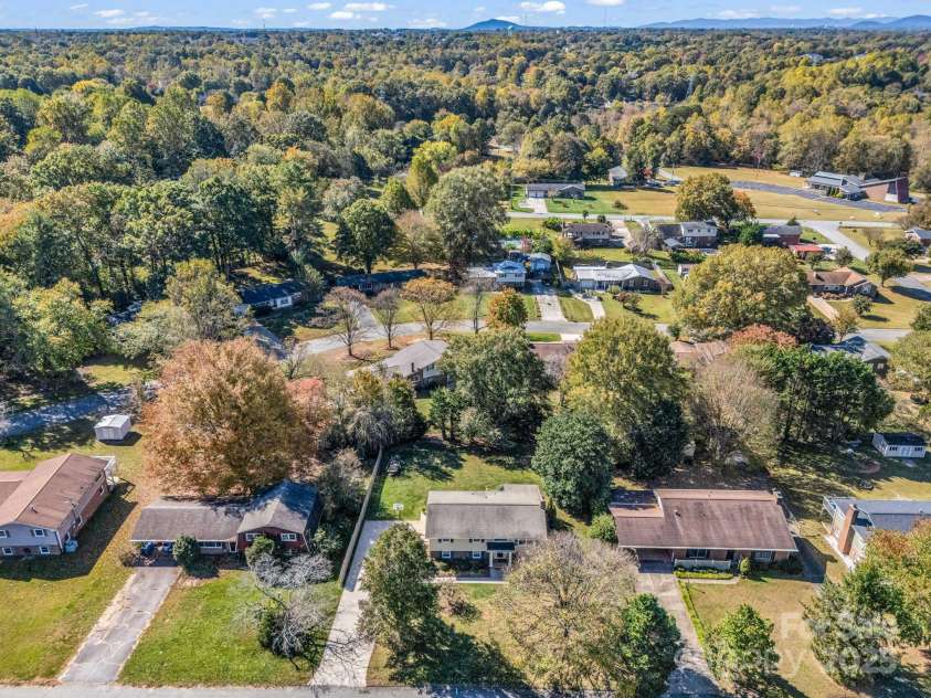 2340 24th Avenue, Hickory, NC 28601.  MLS# CAR4314509, YatesRealty ID 1092. 