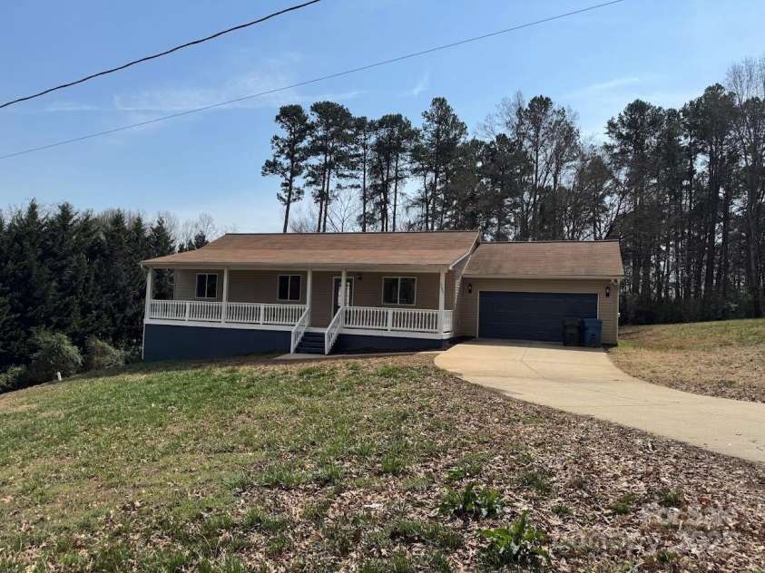 2290 9th Avenue Drive, Hickory, NC 28601.  MLS# CAR4163776, YatesRealty ID 10920. 