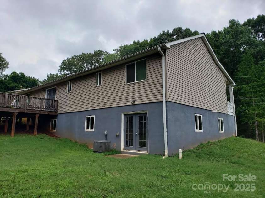 2290 9th Avenue Drive, Hickory, NC 28601.  MLS# CAR4163776, YatesRealty ID 10920. 