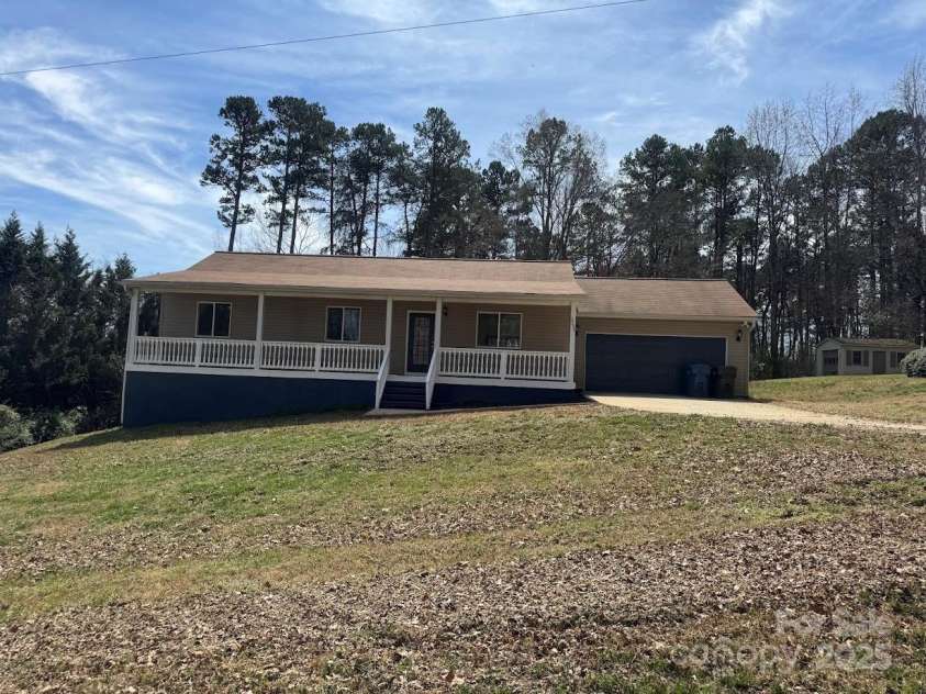 2290 9th Avenue Drive, Hickory, NC 28601.  MLS# CAR4163776, YatesRealty ID 10920. 