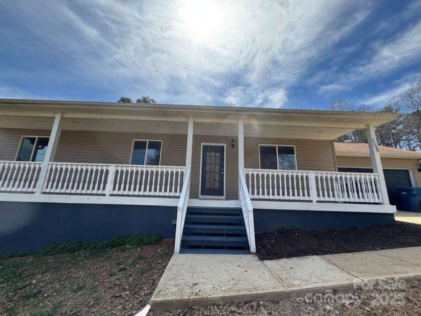 2290 9th Avenue Drive, Hickory, NC 28601.  MLS# CAR4163776, YatesRealty ID 10920. 