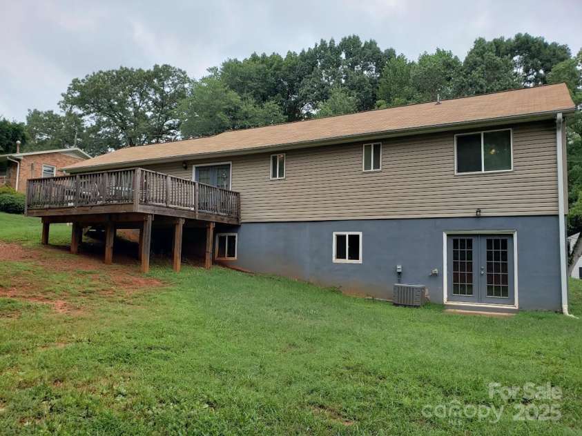 2290 9th Avenue Drive, Hickory, NC 28601.  MLS# CAR4163776, YatesRealty ID 10920. 