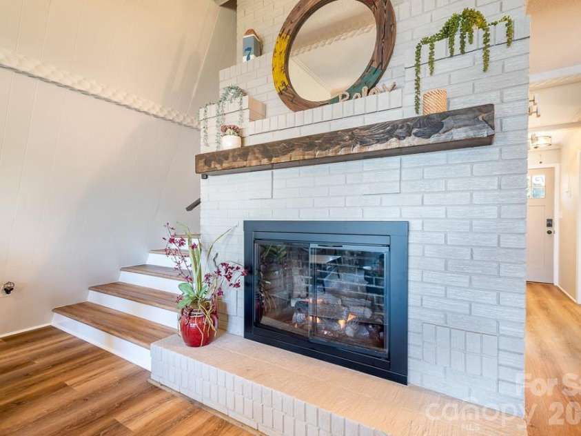 250 Ponderosa Circle, Mooresville, NC 28117.  MLS# CAR4364992, YatesRealty ID 10921. Gas Fireplace.