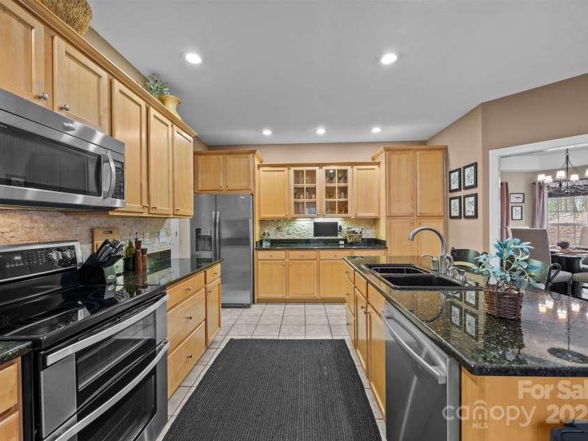 43 Smokemont Drive, Arden, NC 28704.  MLS# CAR4197497, YatesRealty ID 10921. Stainless appliance package and tiled flooring.