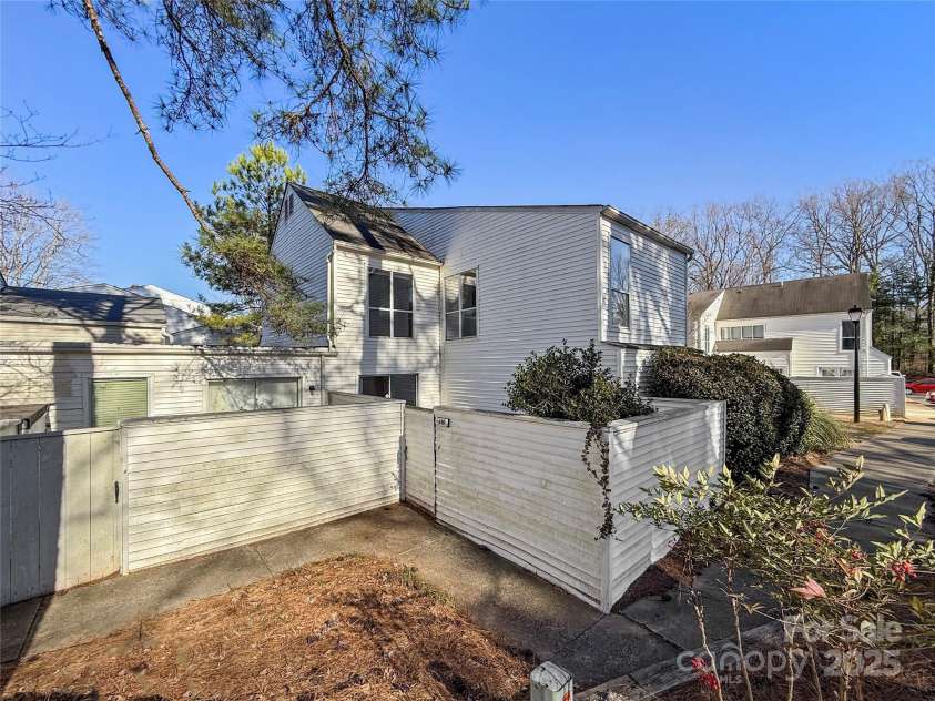 7140 Stonington Lane, Charlotte, NC 28227.  MLS# CAR4227224, YatesRealty ID 10922. 
