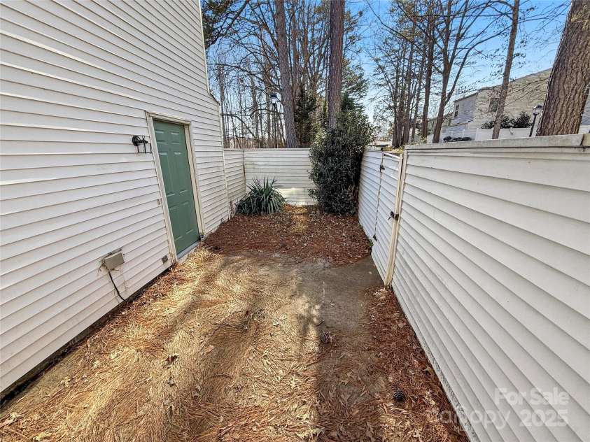7140 Stonington Lane, Charlotte, NC 28227.  MLS# CAR4227224, YatesRealty ID 10922. 