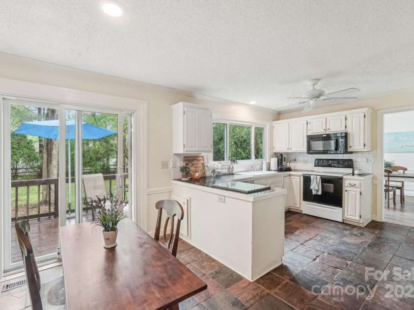 11333 Snapfinger Drive, Charlotte, NC 28277.  MLS# CAR4241632, YatesRealty ID 10923. 